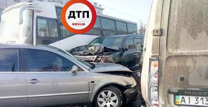 Масштабне ДТП в Борисполі: розбито п'ять автомобілів (Оновлено) Масштабне ДТП в Борисполі: розбито п'ять автомобілів (Оновлено)