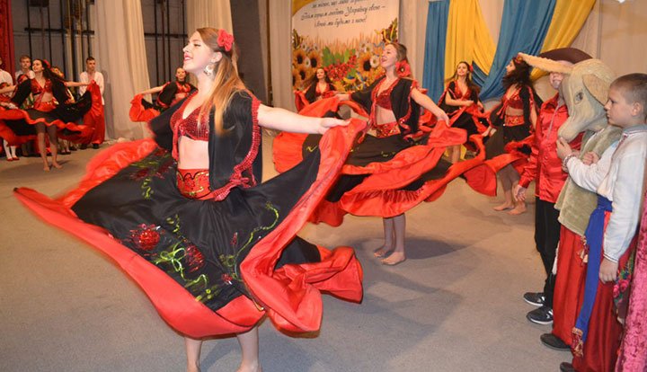 Учні з Переяславщини привітали бійців АТО різдвяним вертепом Учні з Переяславщини привітали бійців АТО різдвяним вертепом