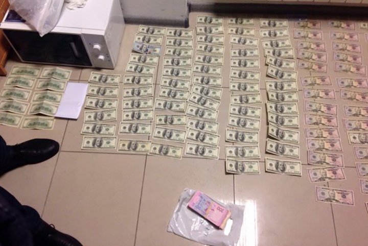 СБУ затримала на хабарі начальника посту Київської міської митниці СБУ затримала на хабарі начальника посту Київської міської митниці