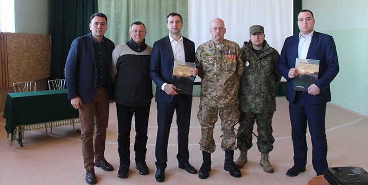 В с. Гора відомий в Україні фото-журналіс газети «Голос України» Олександра Кліменко презентував книгу «Фронтовий альбом» В с. Гора відомий в Україні фото-журналіс газети «Голос України» Олександра Кліменко презентував книгу «Фронтовий альбом»