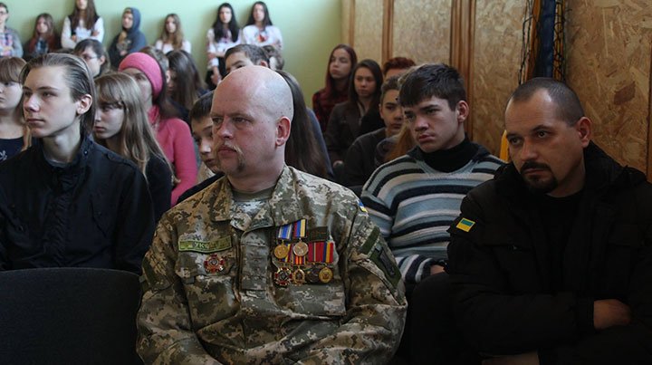 В с. Гора відомий в Україні фото-журналіс газети «Голос України» Олександра Кліменко презентував книгу «Фронтовий альбом» В с. Гора відомий в Україні фото-журналіс газети «Голос України» Олександра Кліменко презентував книгу «Фронтовий альбом»