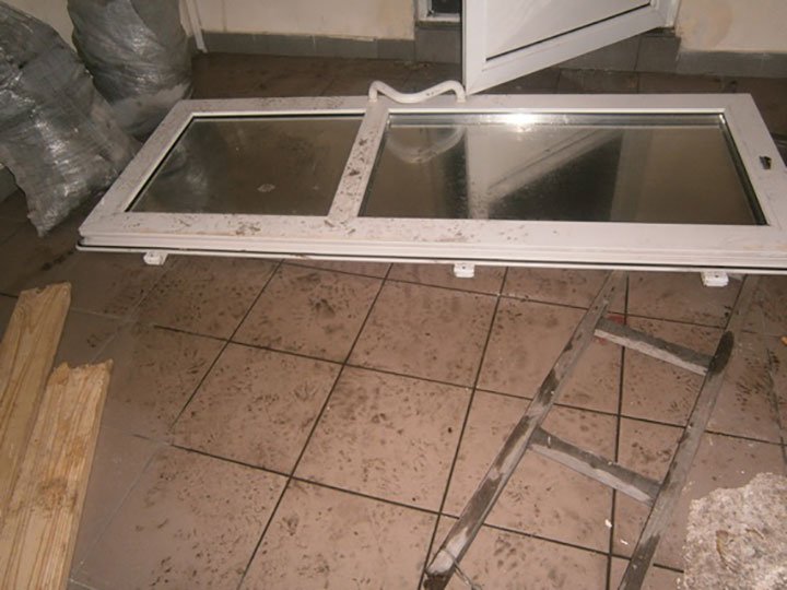 У Києві 30 чоловіків влаштували погром в офісі У Києві 30 чоловіків влаштували погром в офісі