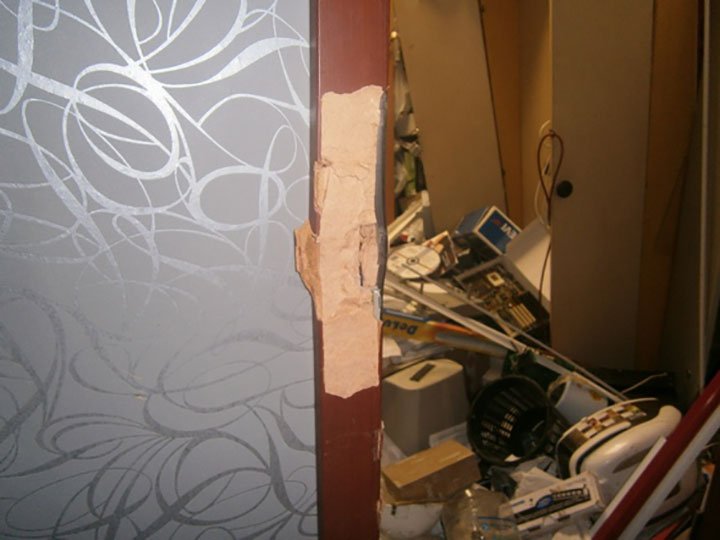 У Києві 30 чоловіків влаштували погром в офісі У Києві 30 чоловіків влаштували погром в офісі