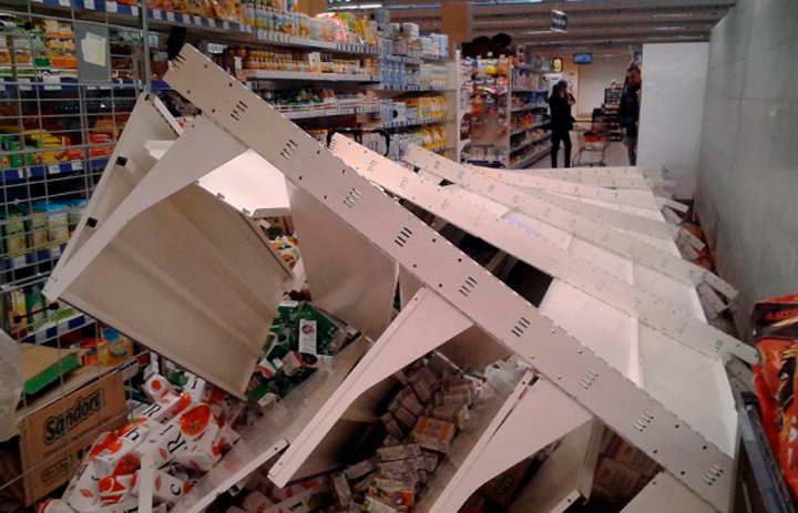 У Києві в  супермаркеті “Сільпо” на працівника та відвідувача впав торговий стелаж