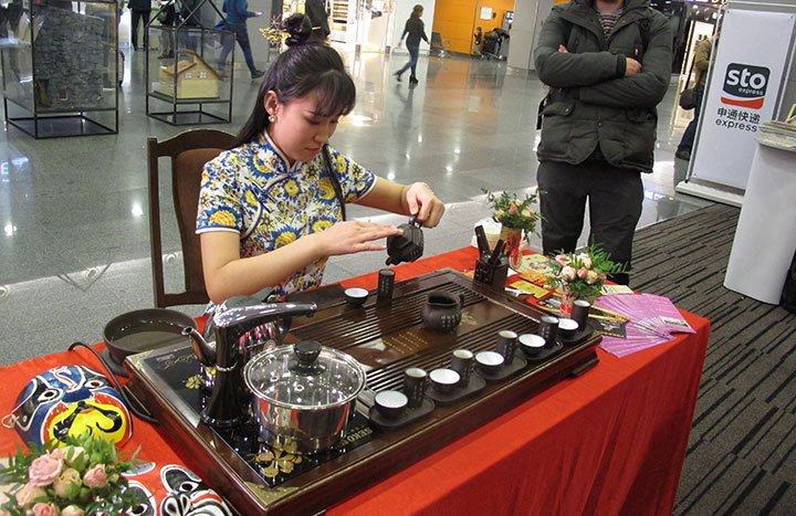 Традиції дружби України з Китаєм:  в аеропорту «Бориспіль» зустріли Рік Вогняного Півня