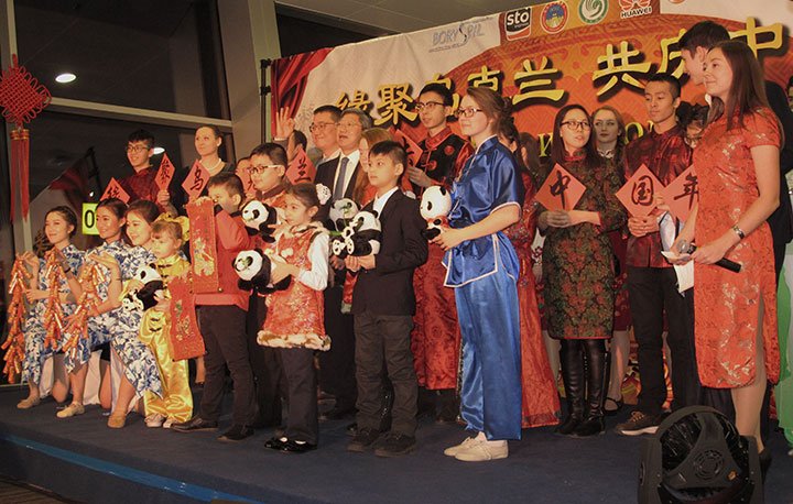 Традиції дружби України з Китаєм:  в аеропорту «Бориспіль» зустріли Рік Вогняного Півня