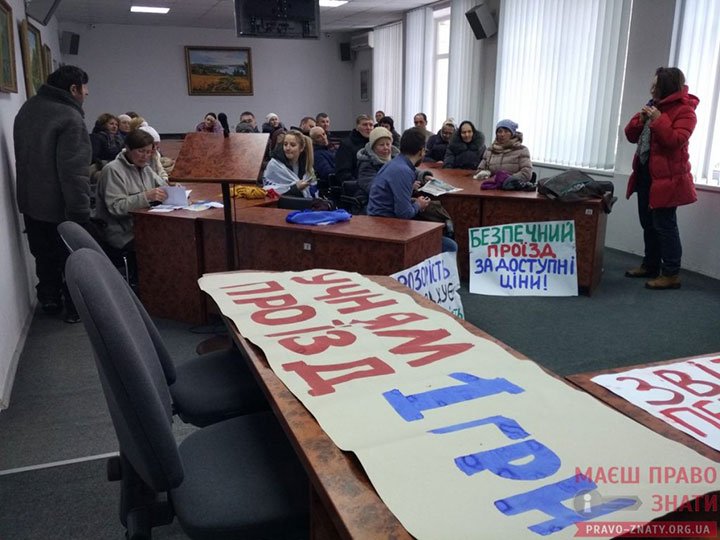 У Броварах люди перекривали вулицю вимагаючи знизити ціну на проїзд