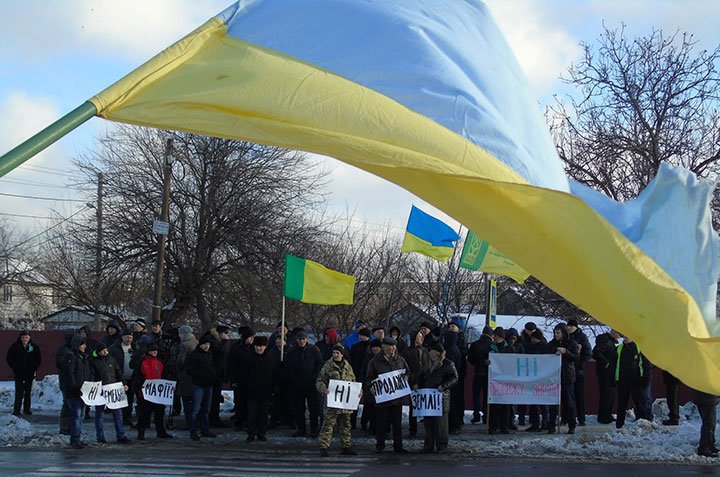 Фермери Київщини зупинили кортеж Порошенка біля Конча-Заспи та висунули свої вимоги до влади