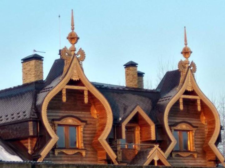 У Бориспільському районі знайшовся розкішний різьблений маєток-терем регіонала Юрія Бойка