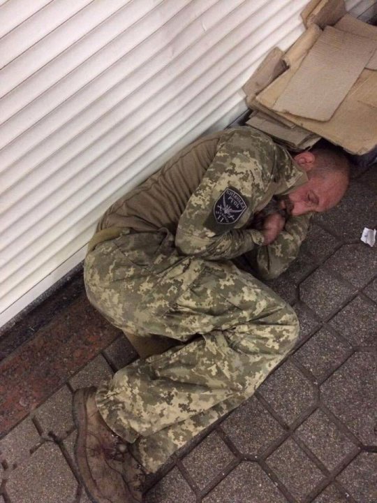 Така шана: ветеран АТО із Київщини живе у підземному переході станції метро "Майдан Незалежності"