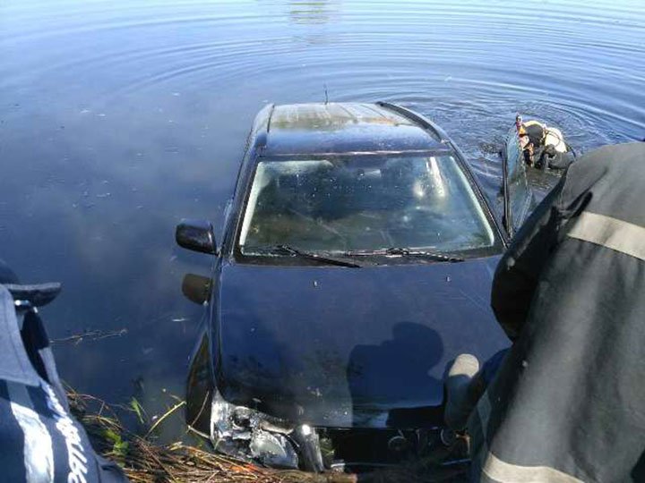 В Київській області на дні річки виявили авто В Київській області на дні річки виявили авто