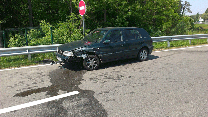 На трасі Київ-Бориспіль автоводій ледь не збив 3-х чоловік рикошетом від відбійників На трасі Київ-Бориспіль автоводій ледь не збив 3-х чоловік рикошетом від відбійників