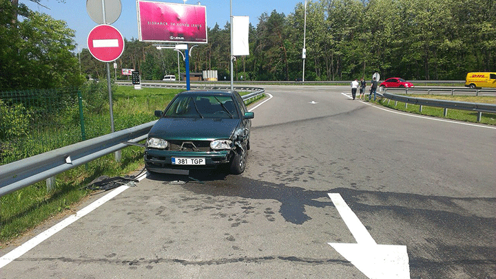 На трасі Київ-Бориспіль автоводій ледь не збив 3-х чоловік рикошетом від відбійників На трасі Київ-Бориспіль автоводій ледь не збив 3-х чоловік рикошетом від відбійників