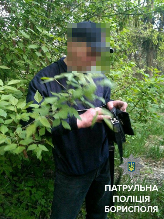 Бориспільські поліцейські зупинили чоловіка, який намагався обрізати кабель електроопори Бориспільські поліцейські зупинили чоловіка, який намагався обрізати кабель електроопори
