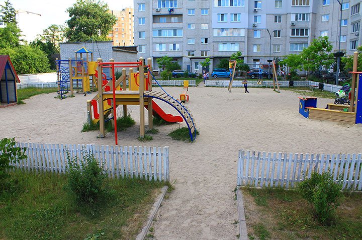 На яких дитячих майданчиках розвиваються бориспільські малюки