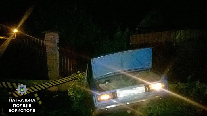 У Борисполі п'яний водій втікаючи з місця ДТП, зніс паркан приватного будинку