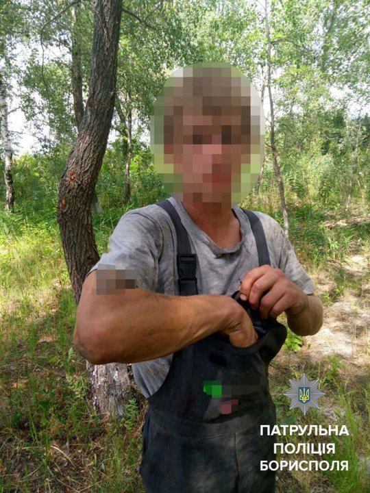 Бориспільські поліцейські спіймали на гарячому чоловіка, який збирав мак для приготування наркотиків