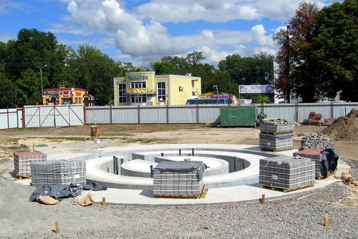 Як у Борисполі ділять ремонти доріг на трьох
