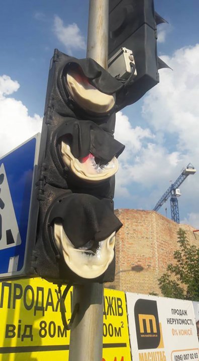 У Києві від спеки розплавився світлофор
