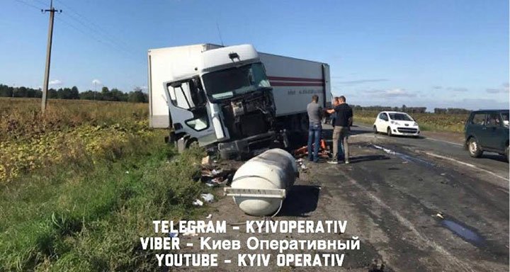 На Бориспільській окружній зіткнулися дві вантажівки та бетономішалка