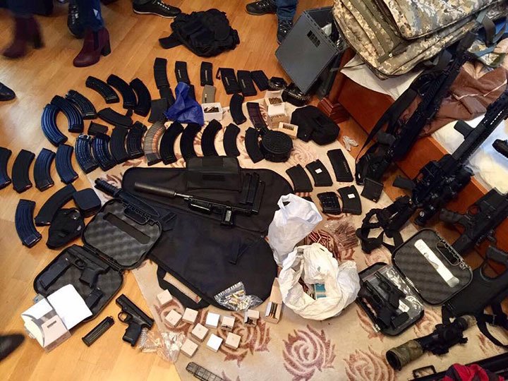 У київській квартирі виявили арсенал зброї з кулеметів та гвинтівок
