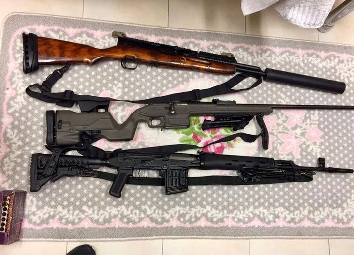 У київській квартирі виявили арсенал зброї з кулеметів та гвинтівок