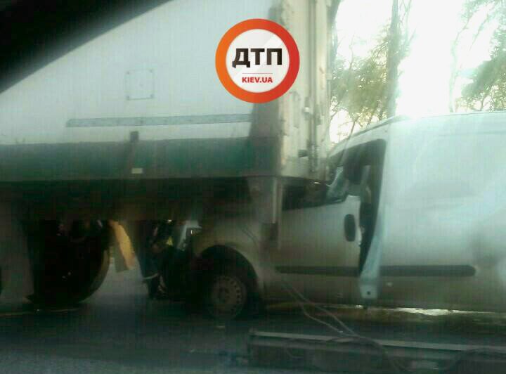 ДТП на Бориспільській трасі: у вантажівку на повній швидкості врізався Fiat Doblo