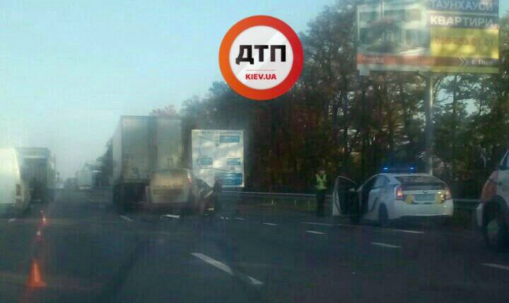 ДТП на Бориспільській трасі: у вантажівку на повній швидкості врізався Fiat Doblo