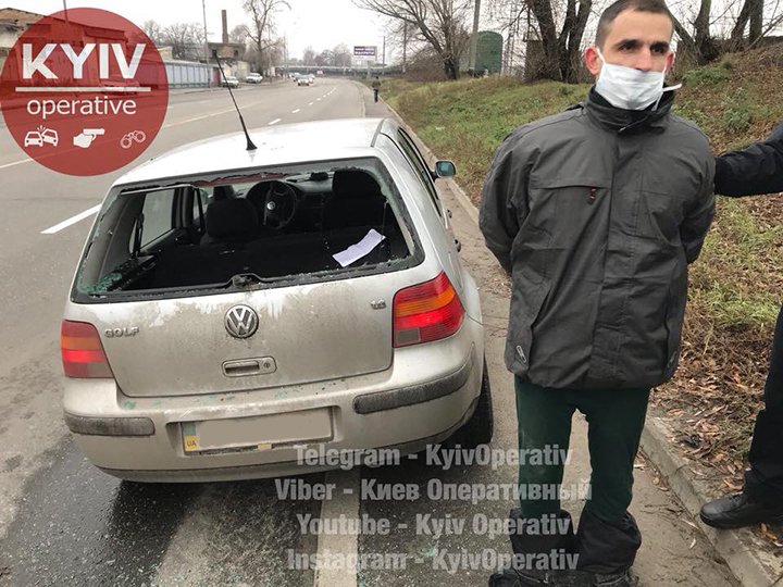 У Києві чоловік без штанів бігав вулицею і кричав, що він Бог