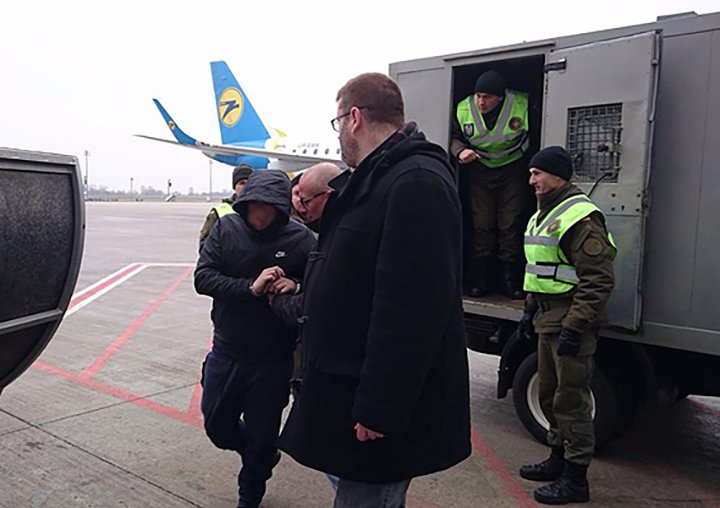 У "Борисполі" українські правоохоронці передали французьким колегам з Інтерполу розшукуваного "короля шахраїв" У "Борисполі" українські правоохоронці передали французьким колегам з Інтерполу розшукуваного "короля шахраїв"