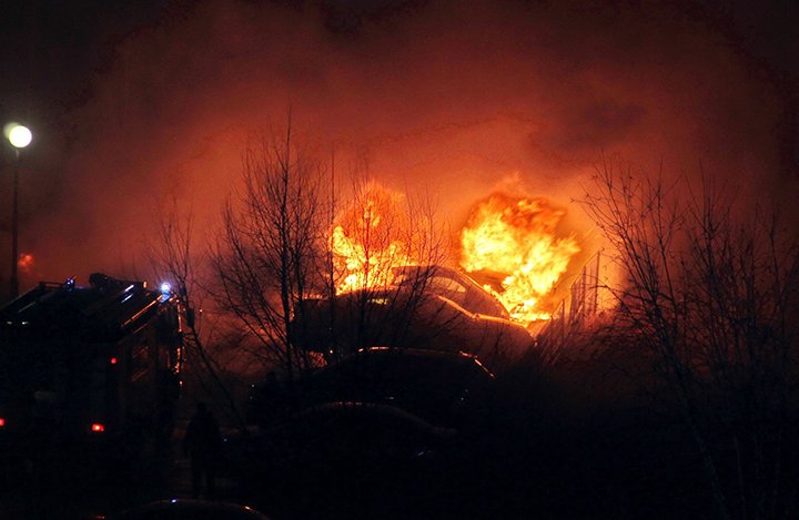 У Броварах посеред ночі невідомі підпалили автомобіль У Броварах посеред ночі невідомі підпалили автомобіль