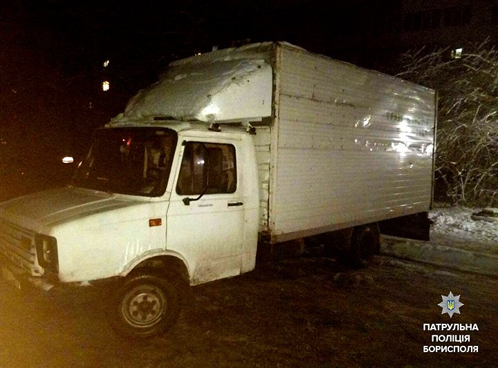 Бориспільці допомогли поліції покарати водія вантажівки, який пошкодив газон