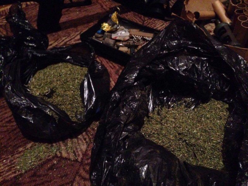 У Броварському районі затримали озброєну організовану групу торговців наркотиками