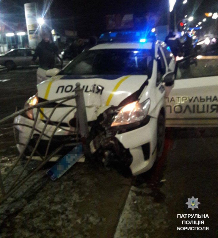 У Борисполі водій напідпитку в'їхав у поліцейський Prius. Двох патрульних госпіталізували У Борисполі водій напідпитку в'їхав у поліцейський Prius. Двох патрульних госпіталізували