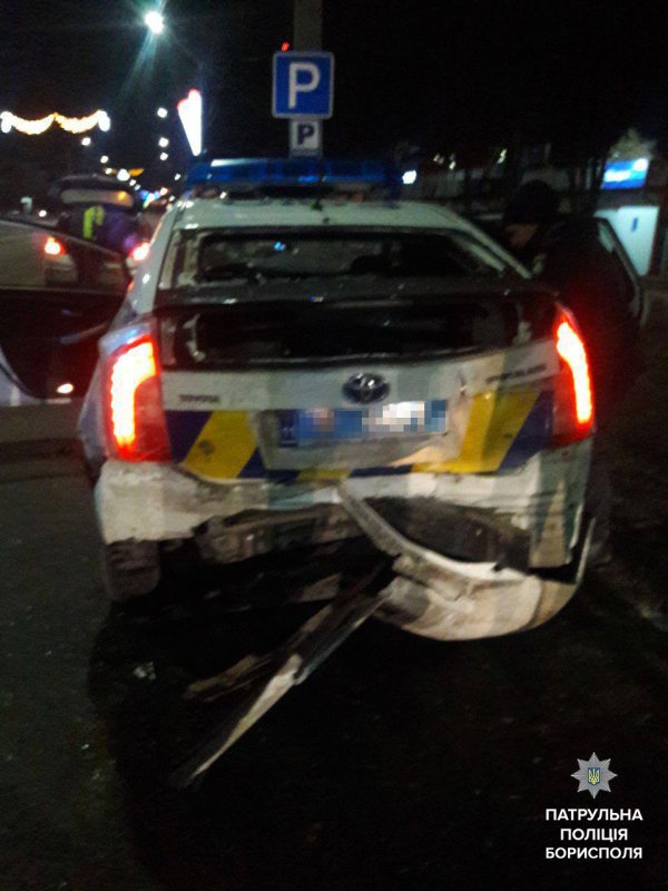 У Борисполі водій напідпитку в'їхав у поліцейський Prius. Двох патрульних госпіталізували У Борисполі водій напідпитку в'їхав у поліцейський Prius. Двох патрульних госпіталізували