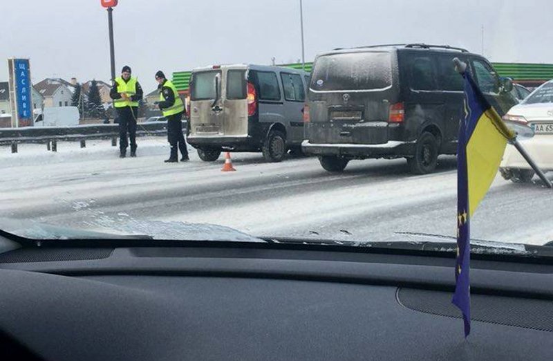 Негода паралізувала Бориспільську трасу Негода паралізувала Бориспільську трасу