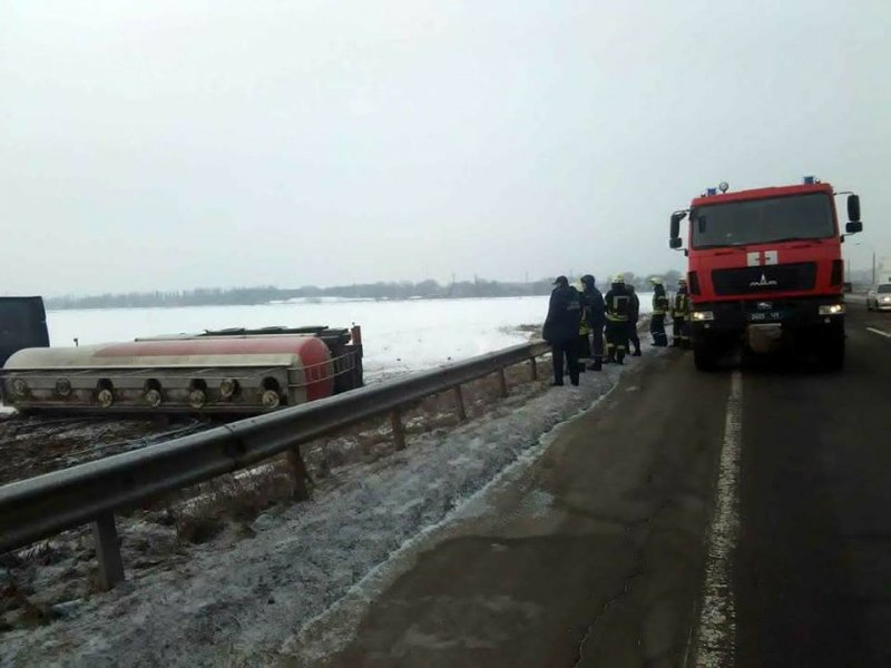 Під Броварами перекинулась цистерна з 30-ма тонами спирту