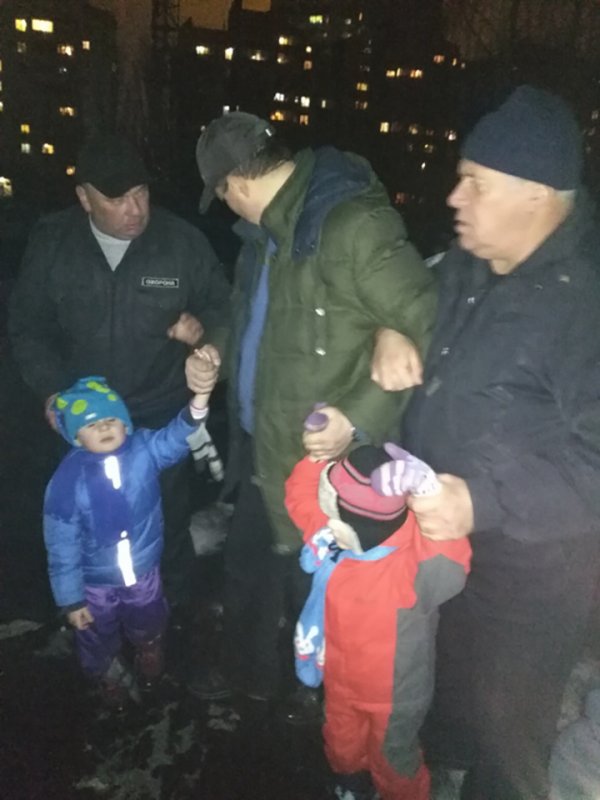 У Броварах чоловік із малими дітьми  заліз на дах  дитячої лікарні