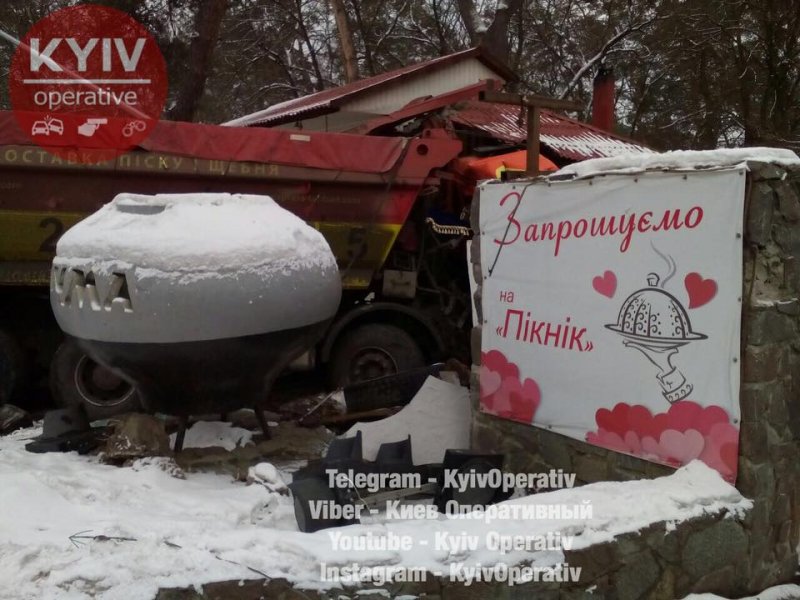 Під Києвом вантажівка в'їхала в ресторан