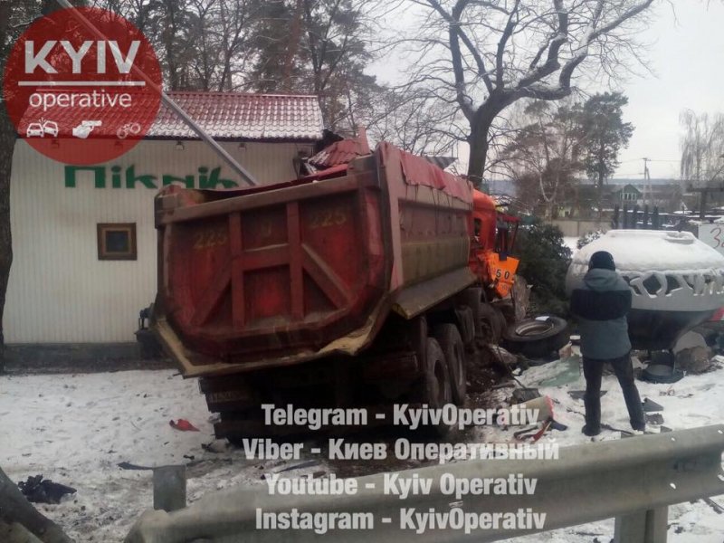 Під Києвом вантажівка в'їхала в ресторан