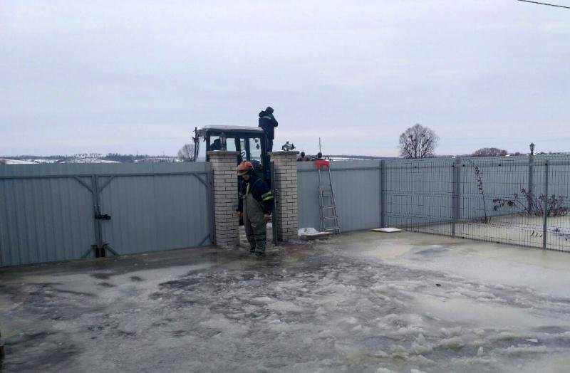 На Київщині люди потрапили в пастку на власному подвір'ї
