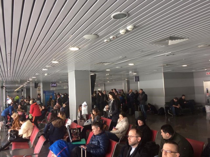 В аеропорту "Бориспіль" застрягли сотні пасажирів з дітьми В аеропорту "Бориспіль" застрягли сотні пасажирів з дітьми