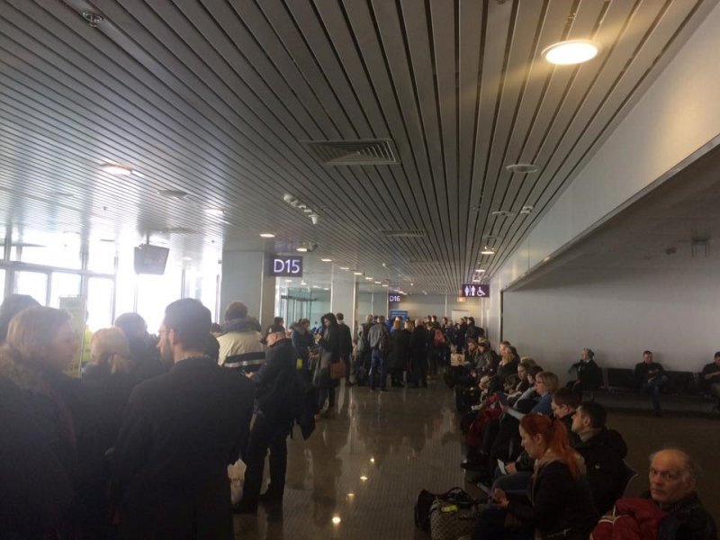 В аеропорту "Бориспіль" застрягли сотні пасажирів з дітьми В аеропорту "Бориспіль" застрягли сотні пасажирів з дітьми