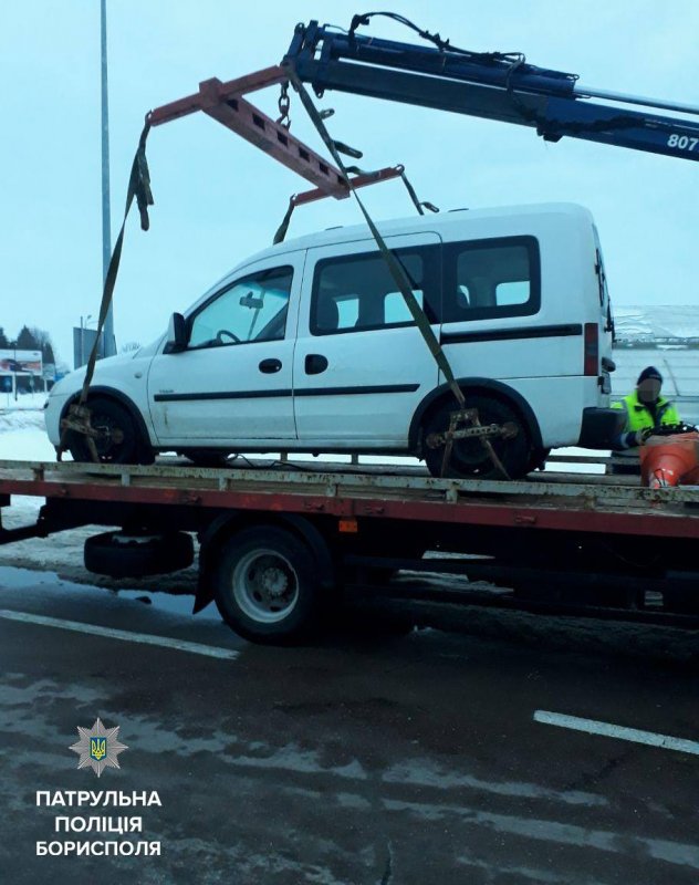 Патрульні Борисполя евакуювали авто, яке водій  залишив посеред пішохідного переходу