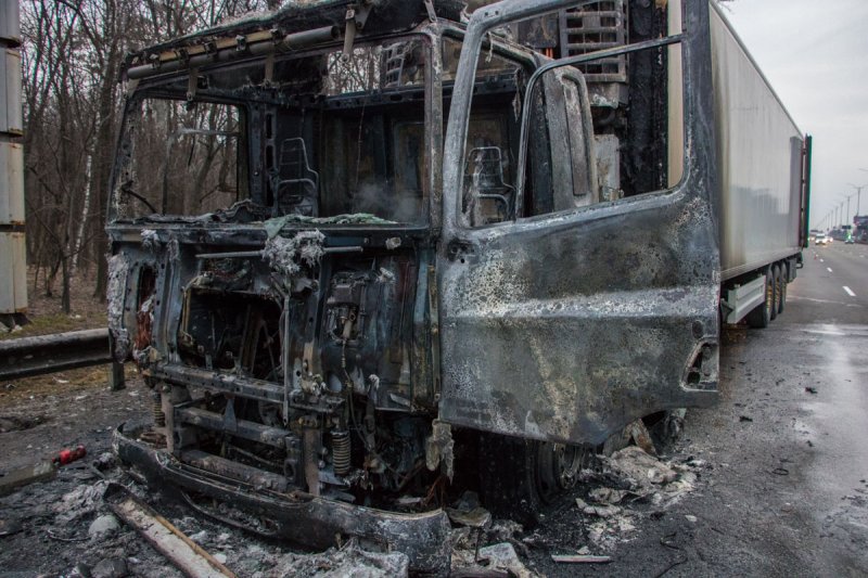 На Бориспільській трасі під час руху спалахнула фура