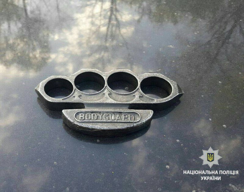 В Броварах поліцейські виявили у водія іномарки кастет та наркотики