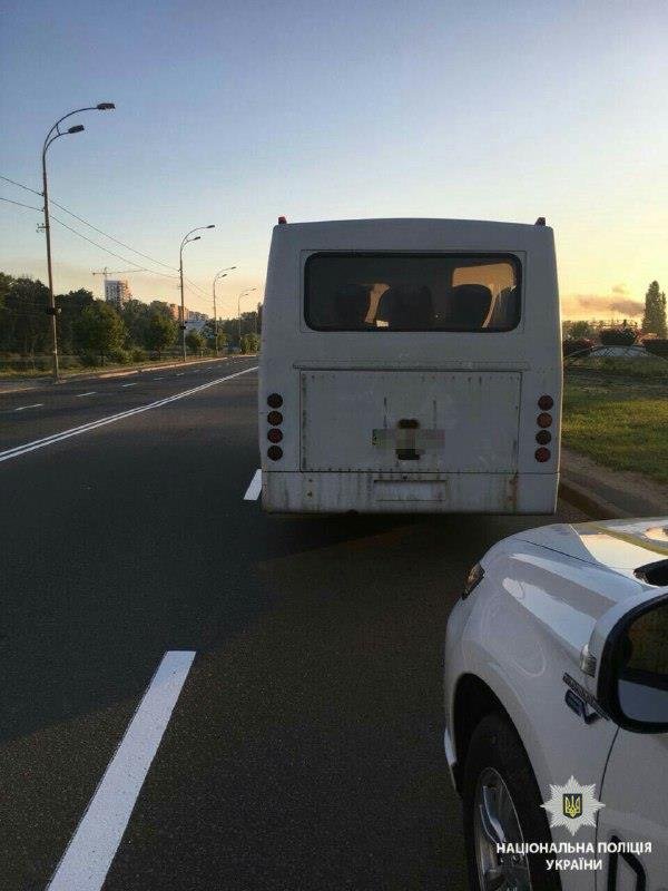 На Київщині водій маршрутки випив коньяку і сів за кермо На Київщині водій маршрутки випив коньяку і сів за кермо