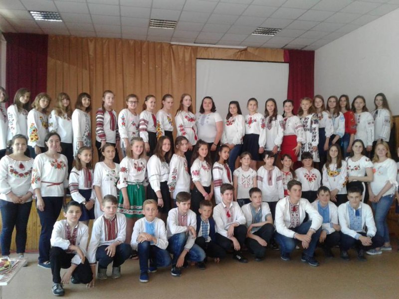 Школярі Бориспільського району організували фотоквест у Facebook до Дня вишиванки