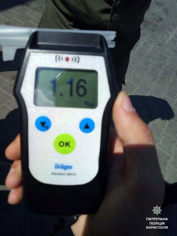 На Бориспільському шосе водій пошкодив фасад супермаркету
