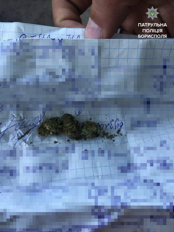 У Борисполі молодь вживає наркотики прямо на вулиці